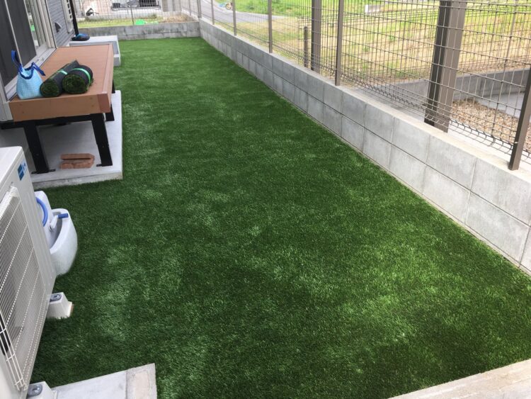 天然芝の手入れが大変だった建物脇を手入れ不要に｜甲賀市の人工芝施工事例
