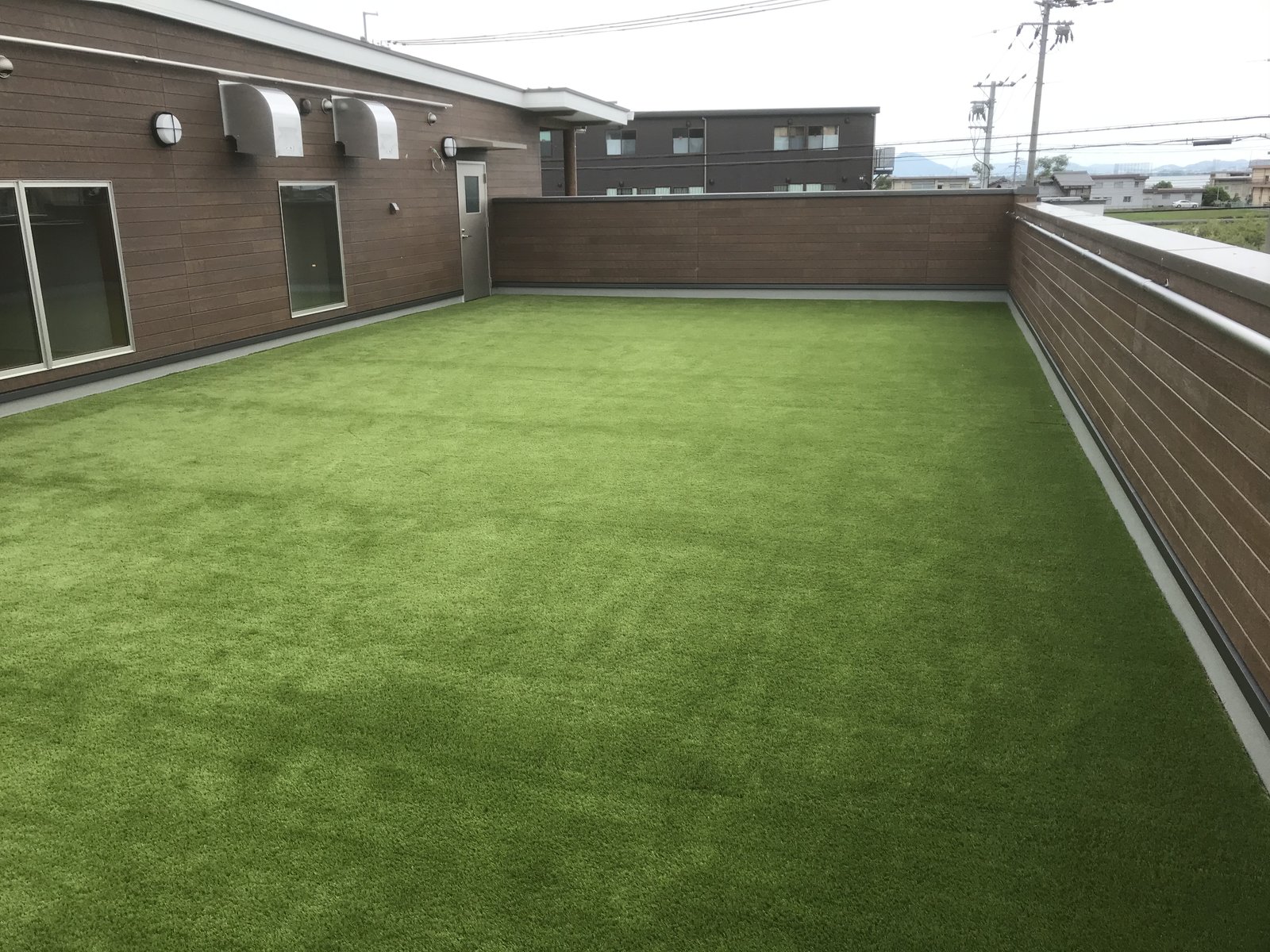 施工後:保育園の屋上バルコニー一面に敷き込んだ人工芝
