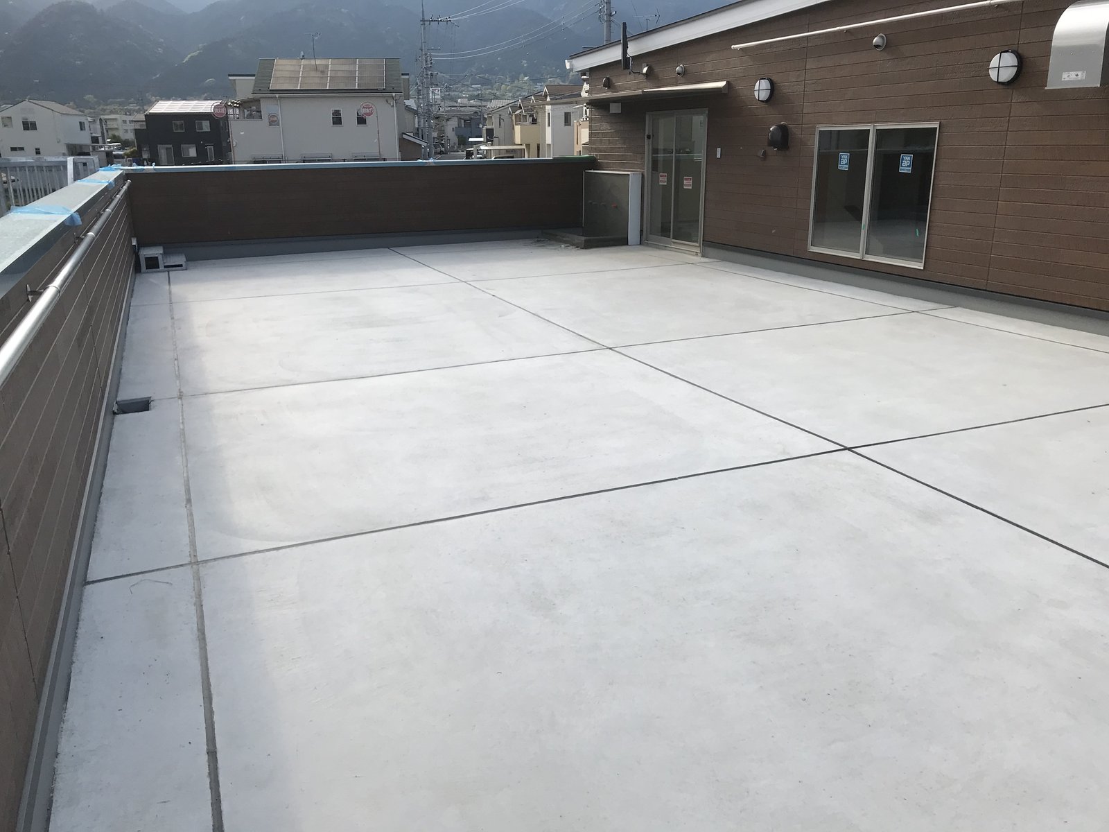 施工前:コンクリート打ちっぱなしの屋上バルコニー