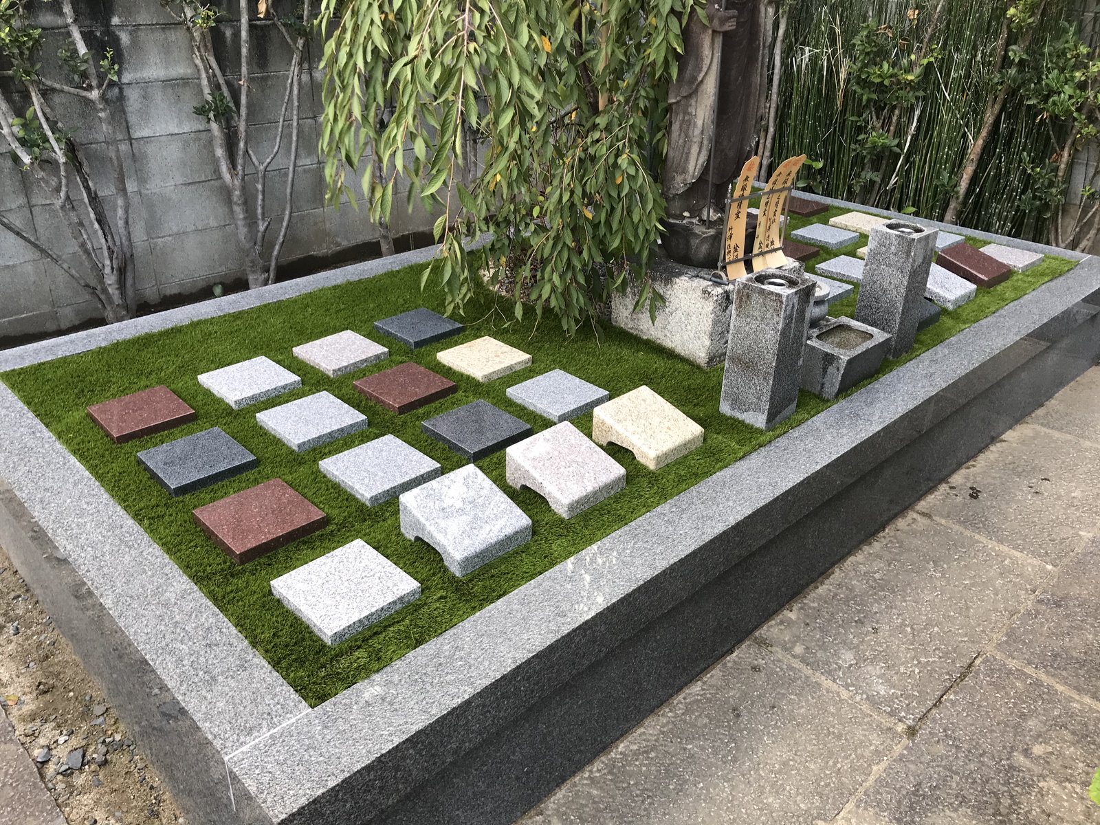 施工後：人工芝を敷いた石材サンプル展示台