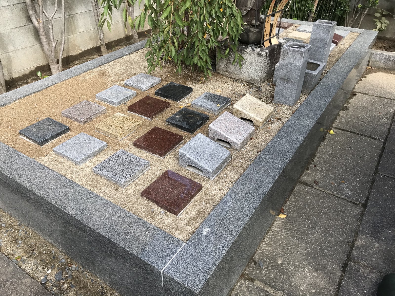 施工前：砂敷きの石材サンプル展示台