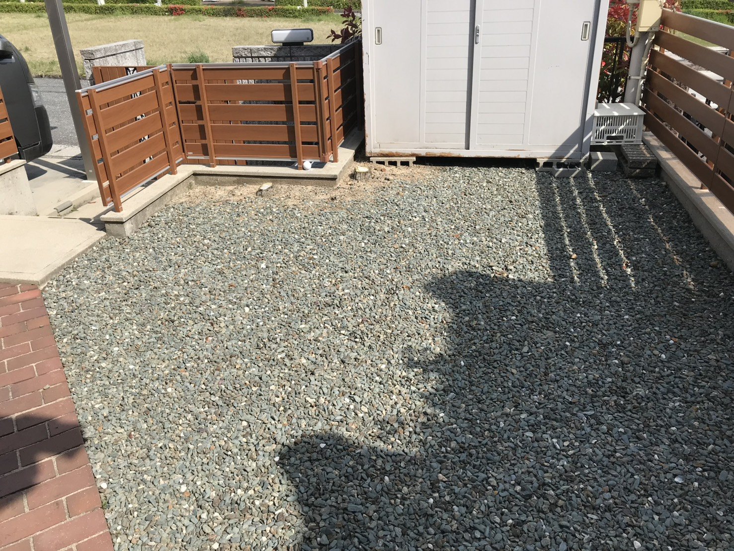 施工前：砂利敷きの物置脇スペース