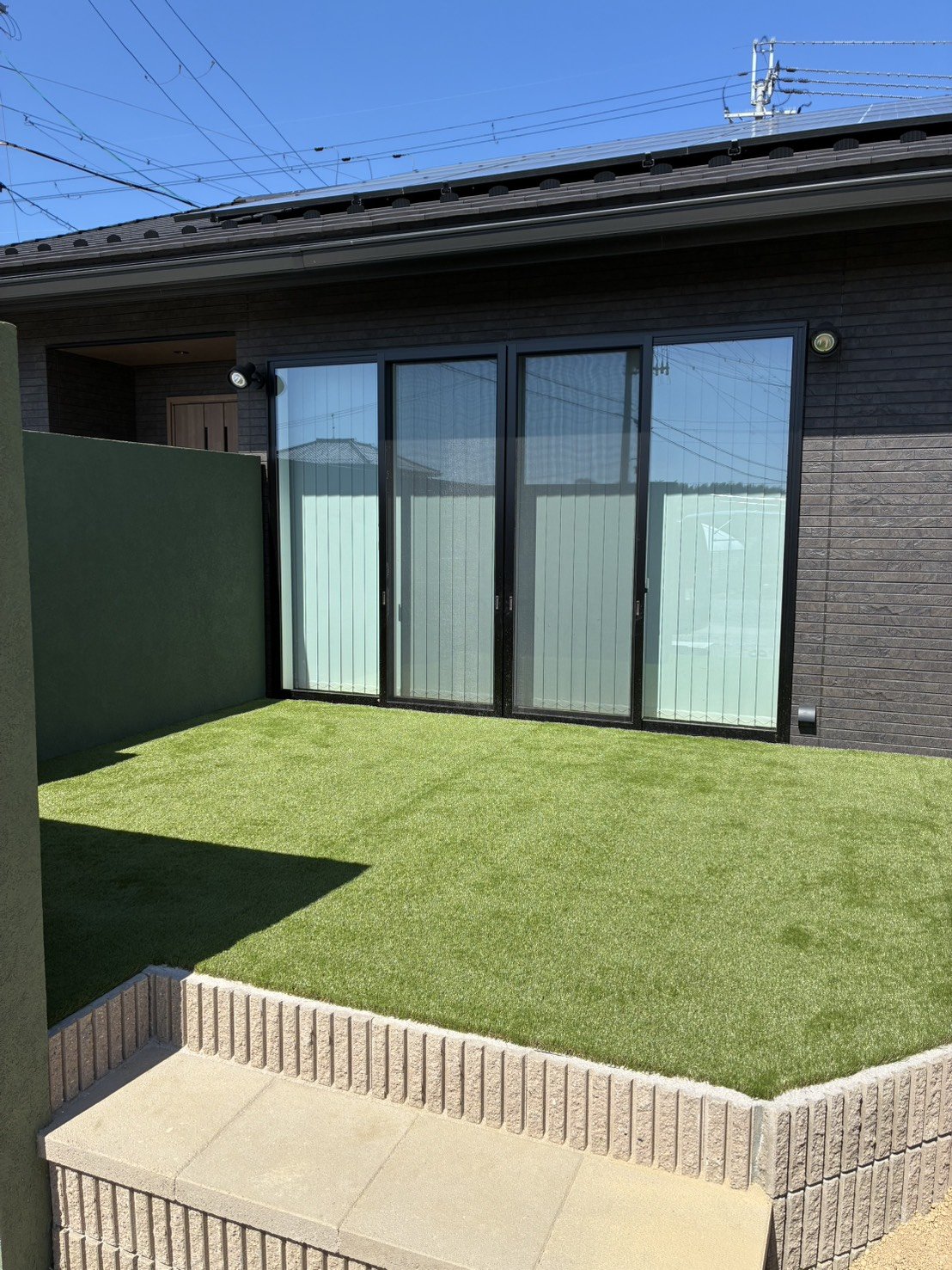 施工後：リビング前の小上がりに敷き込んだ人工芝