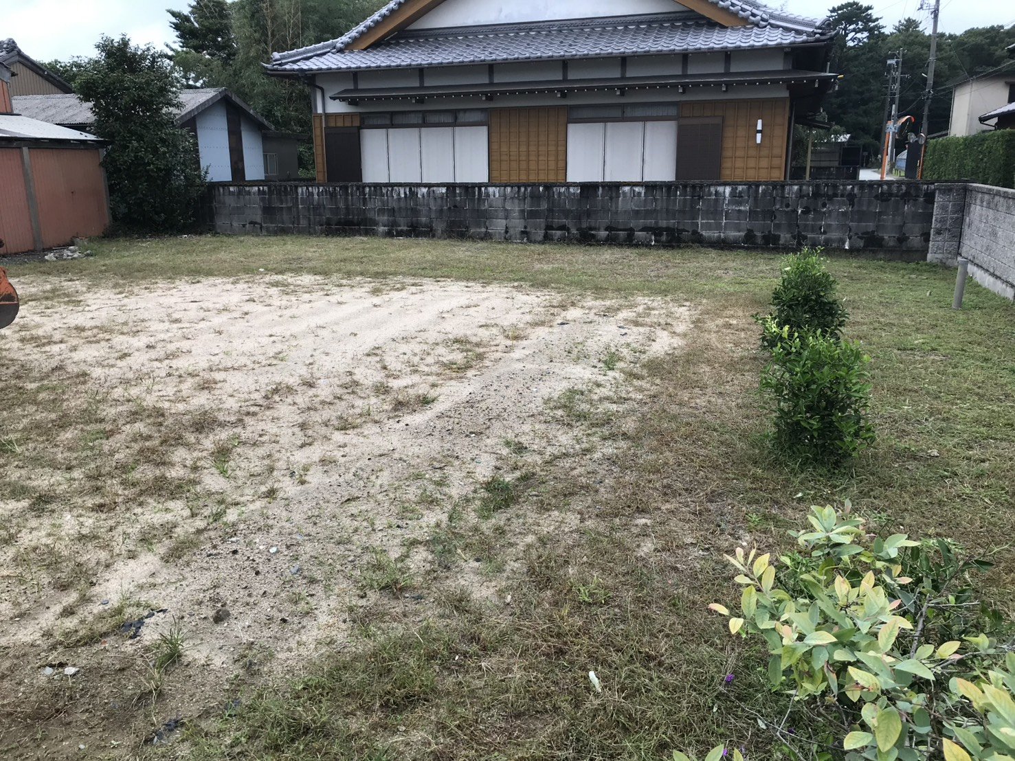 施工前:砂地混じりの空き地