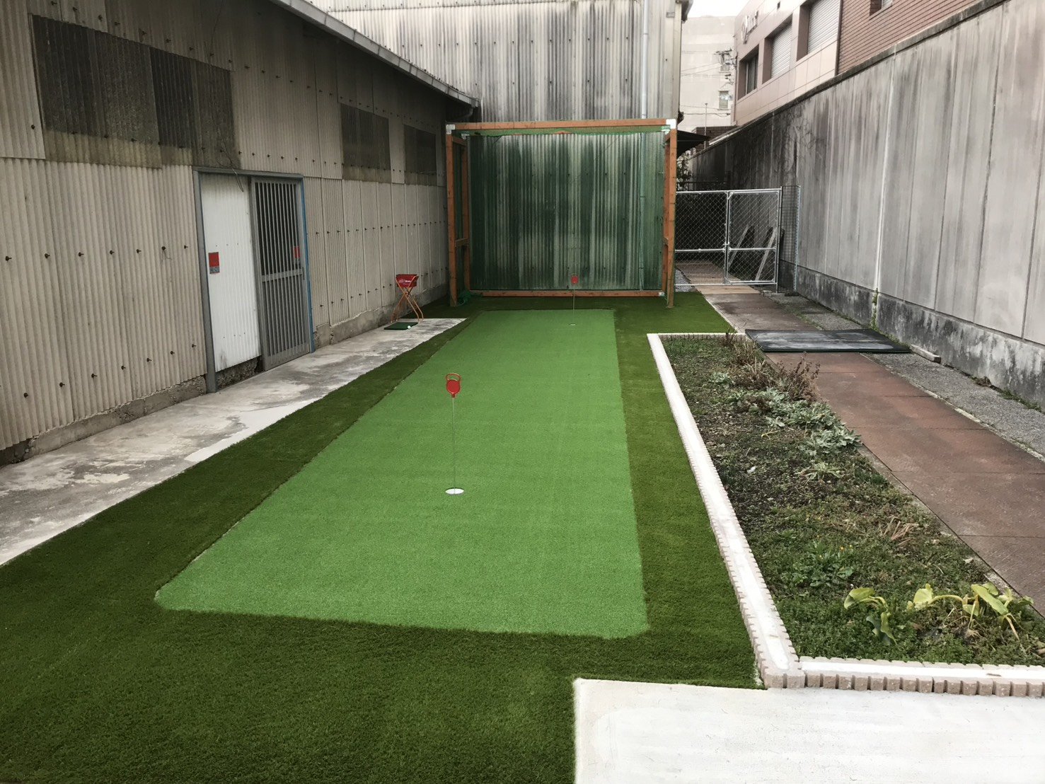 施工後：打席ネット付きのパッティンググリーン全景
