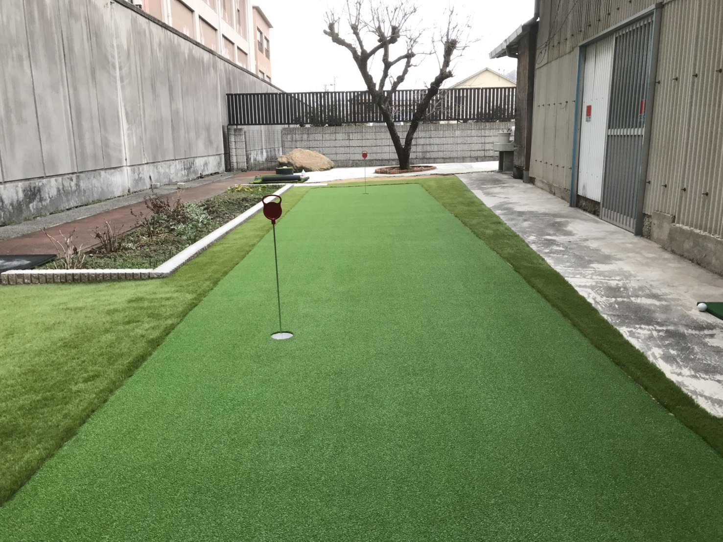 施工後：2ホール設置したパッティンググリーン