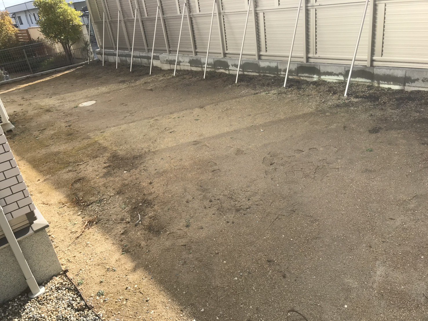 施工前:土がむき出しの広い建物脇スペース