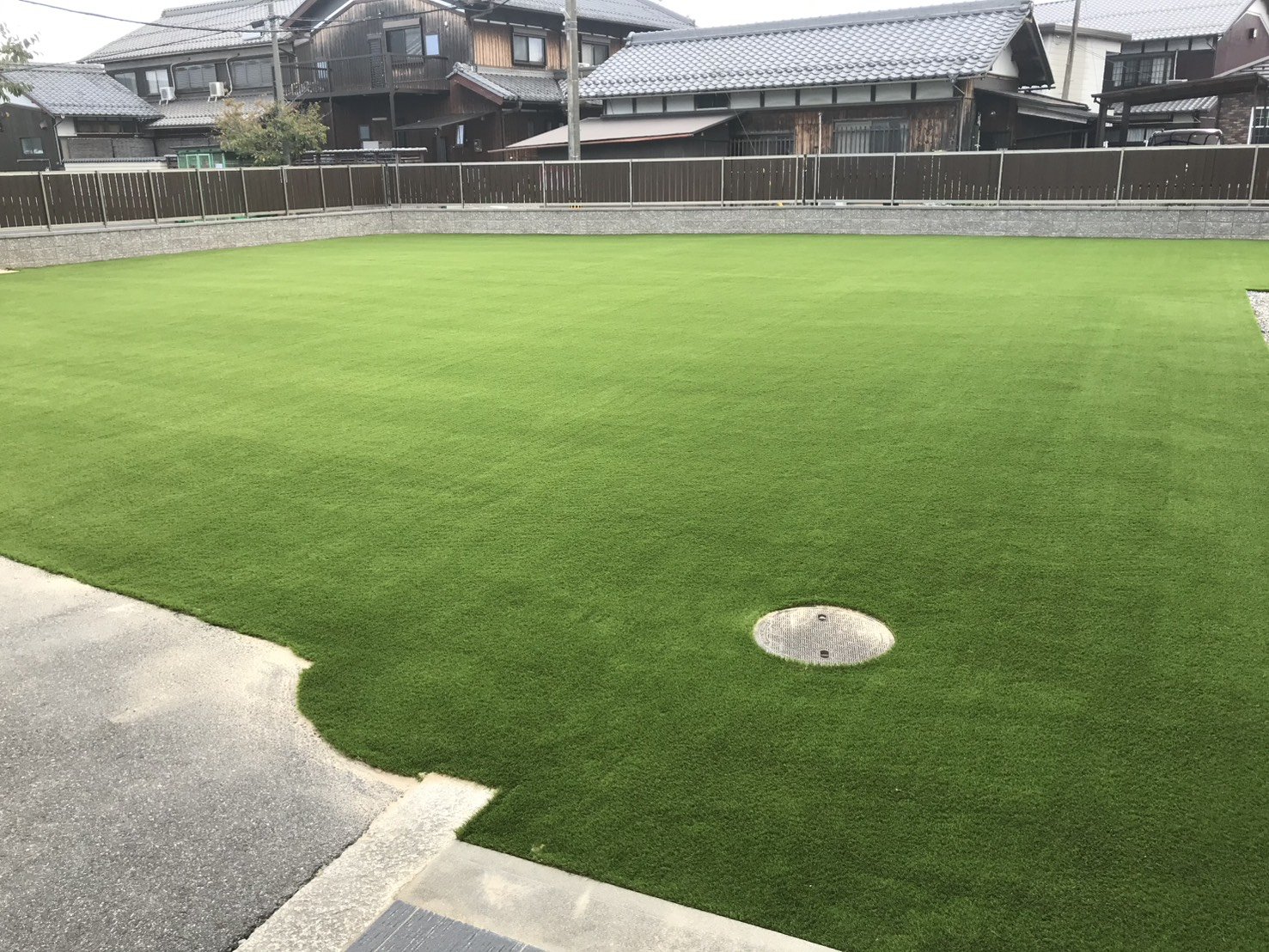 施工後:500㎡の広い人工芝の全景