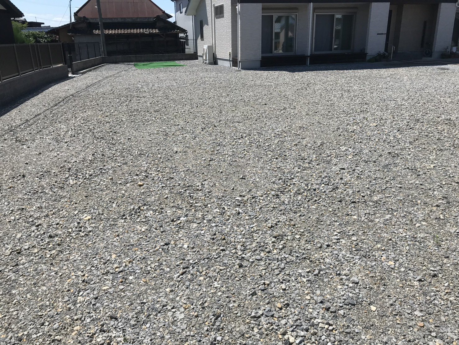 施工前の広い砂利敷きの敷地