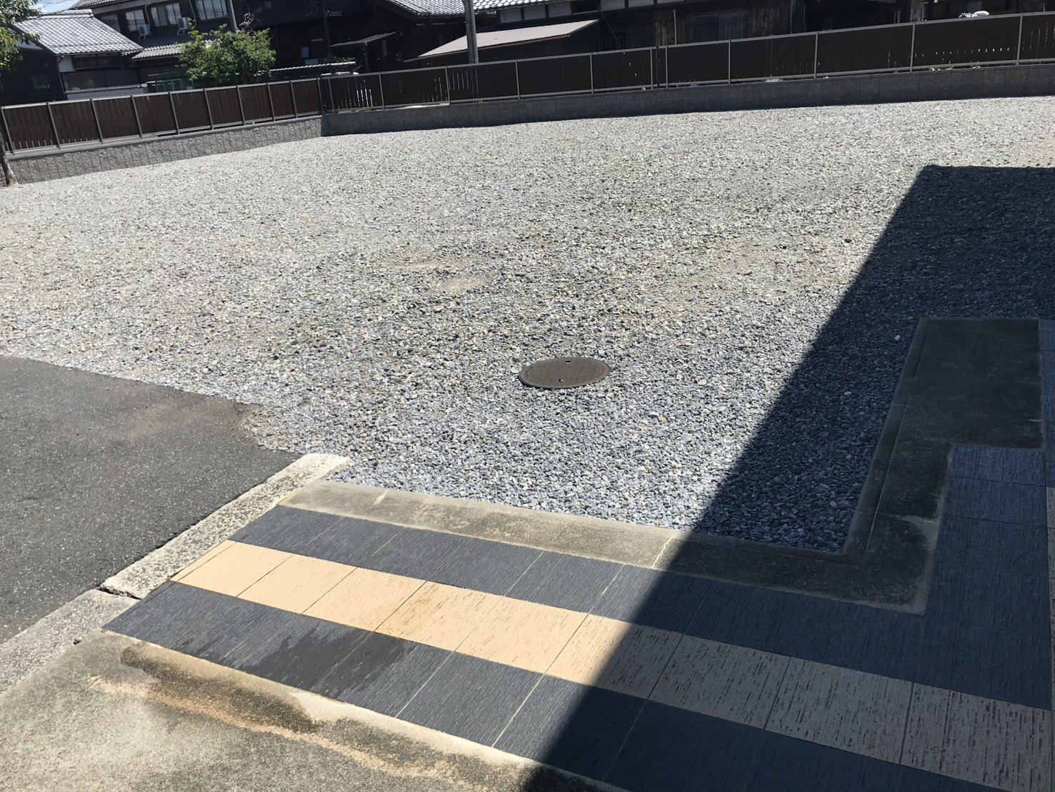 施工前の砂利敷き、桝の蓋あり