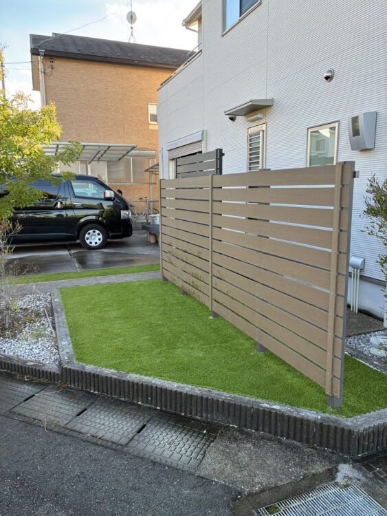 草抜きが不要になる玄関脇の人工芝に｜向日市の人工芝施工事例