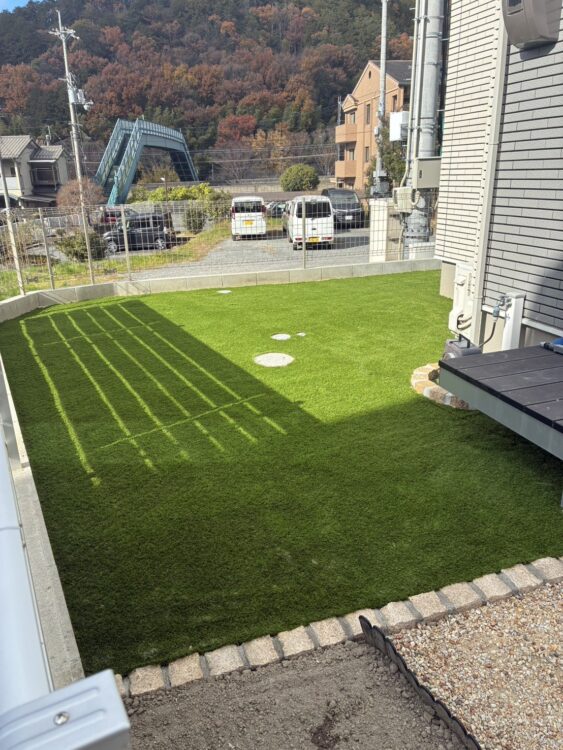 石の見切りでおしゃれに仕上げた子供の遊び場に｜守山市の人工芝施工事例