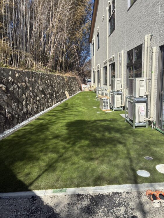枡が多く手間のかかる施設裏を歩きやすい通路に｜木津川市の人工芝施工事例