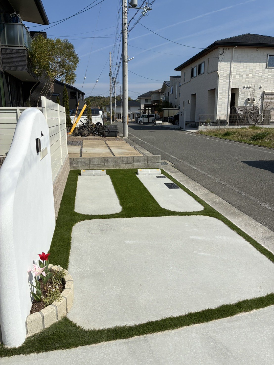 施工後:道路に面した駐車スペースの人工芝