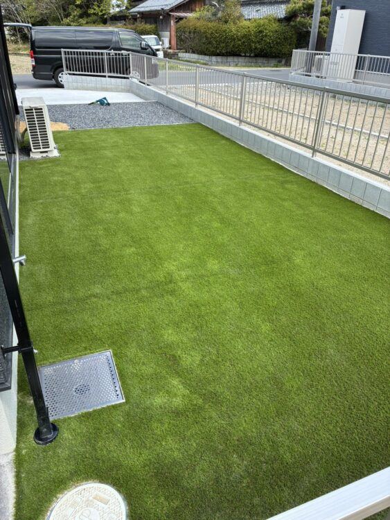新築の室外機まわりを最初から手入れ不要に｜長浜市の人工芝施工事例