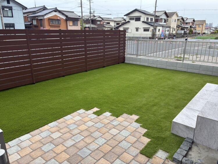 石張りテラスと合わせて仕上げた庭に｜守山市の人工芝施工事例