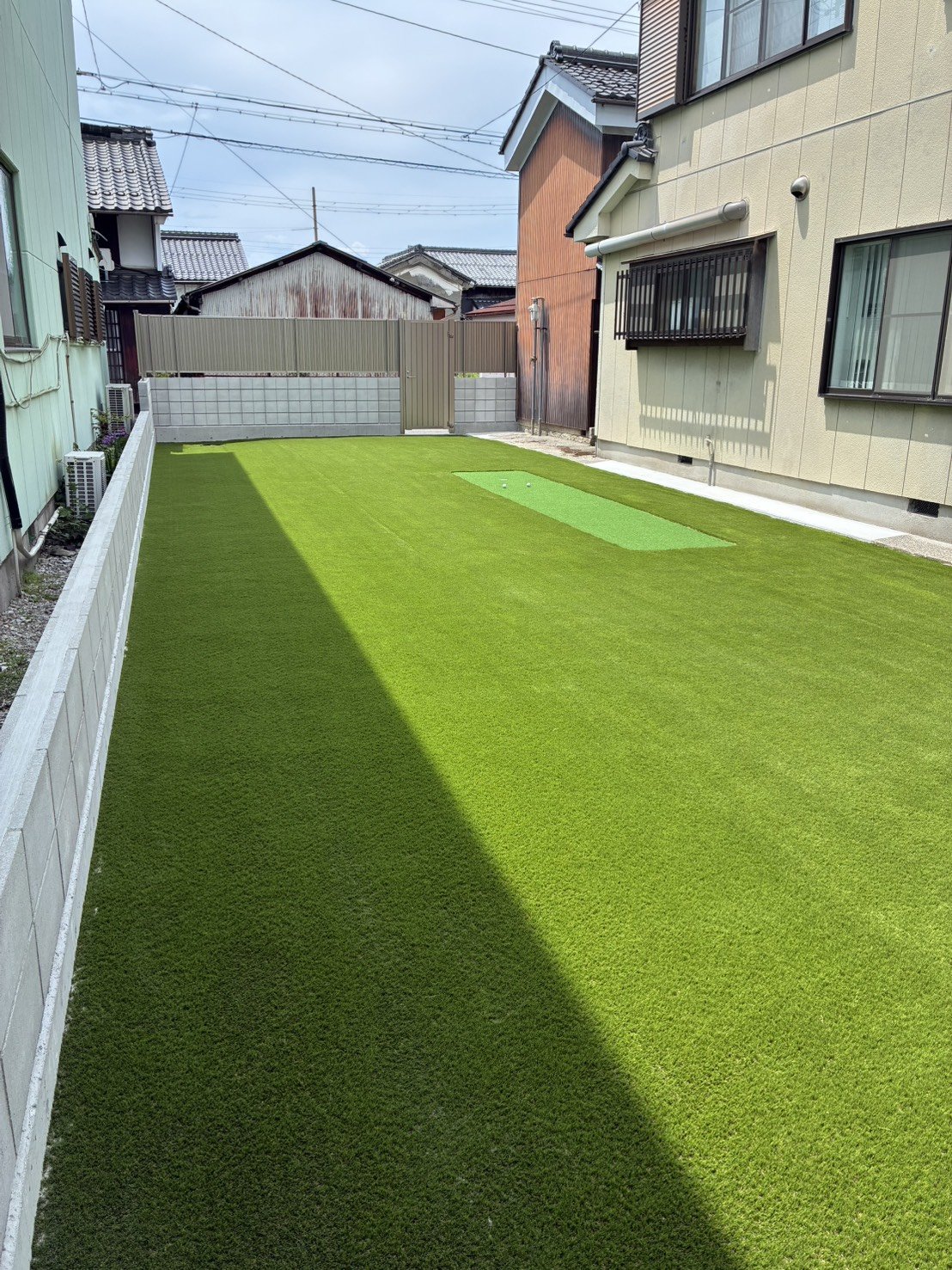 施工後:塀沿いから見たパッティンググリーン