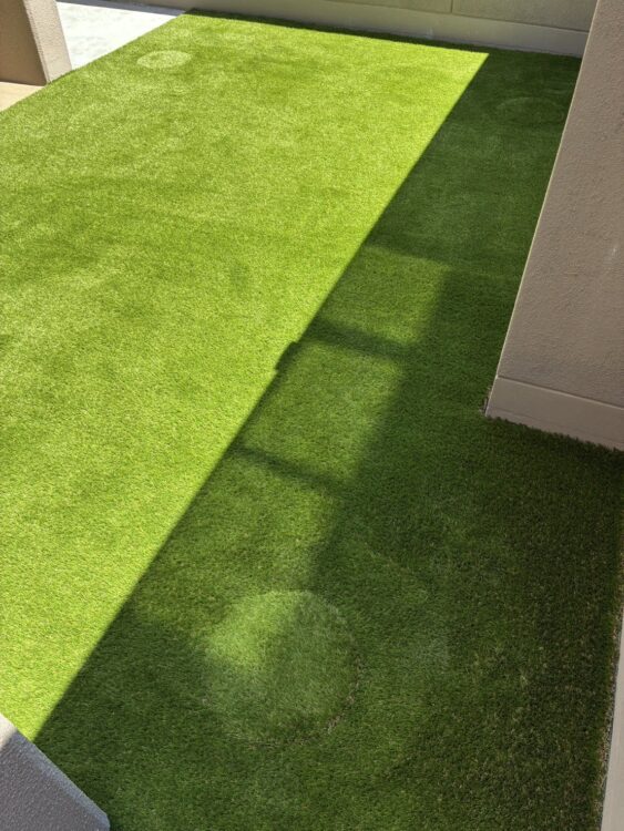 枡蓋にも敷き込んで目立たせないマンション専用庭に｜京都市山科区の人工芝施工事例
