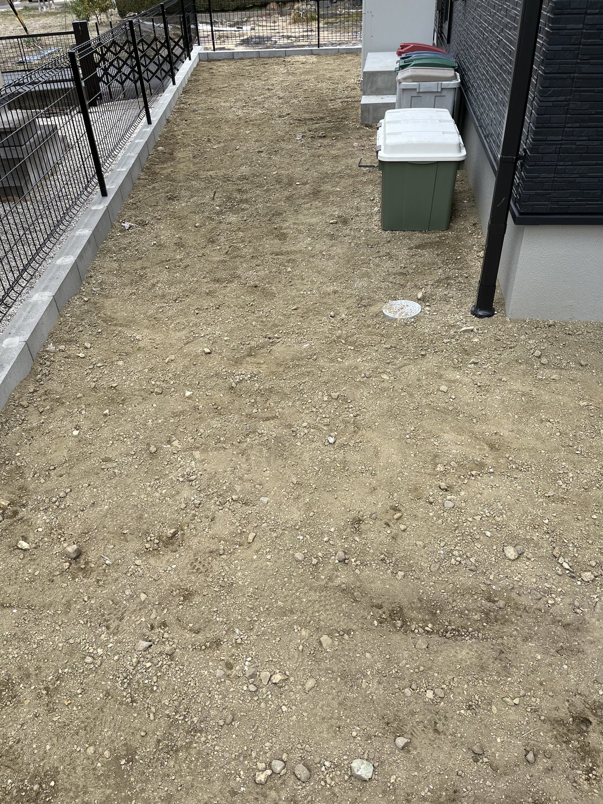 施工前：土のままの収納ボックス脇のスペース