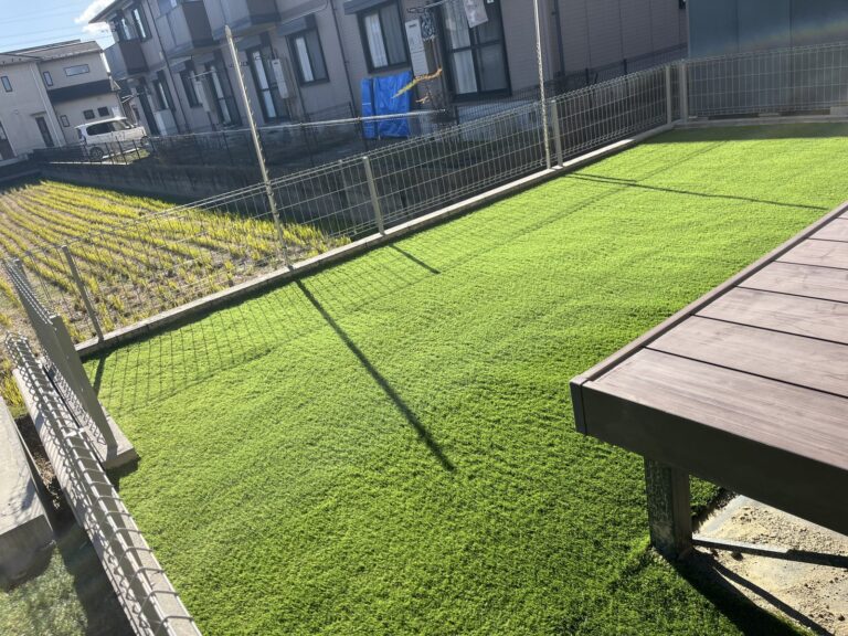 ウッドデッキ前の砂利の裏庭を一年中緑の広場に(施工後)
