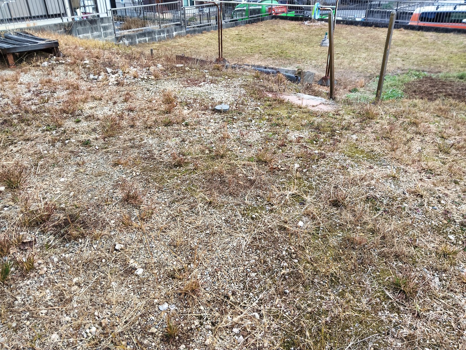 施工前:枯れ草と砂利に覆われた広い庭
