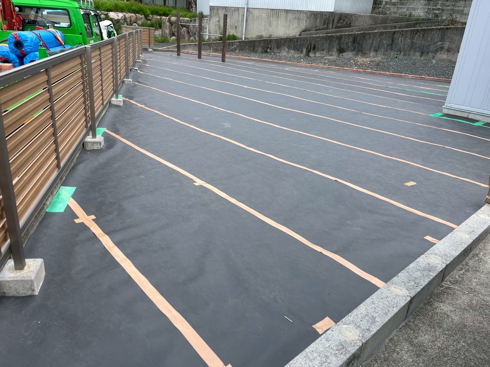 施工前:防草シートと目地テープを張った下地