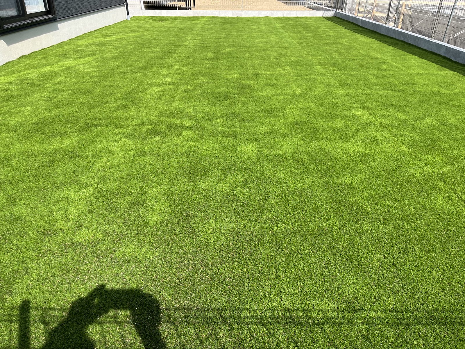 施工後:建物側から見た人工芝の裏庭