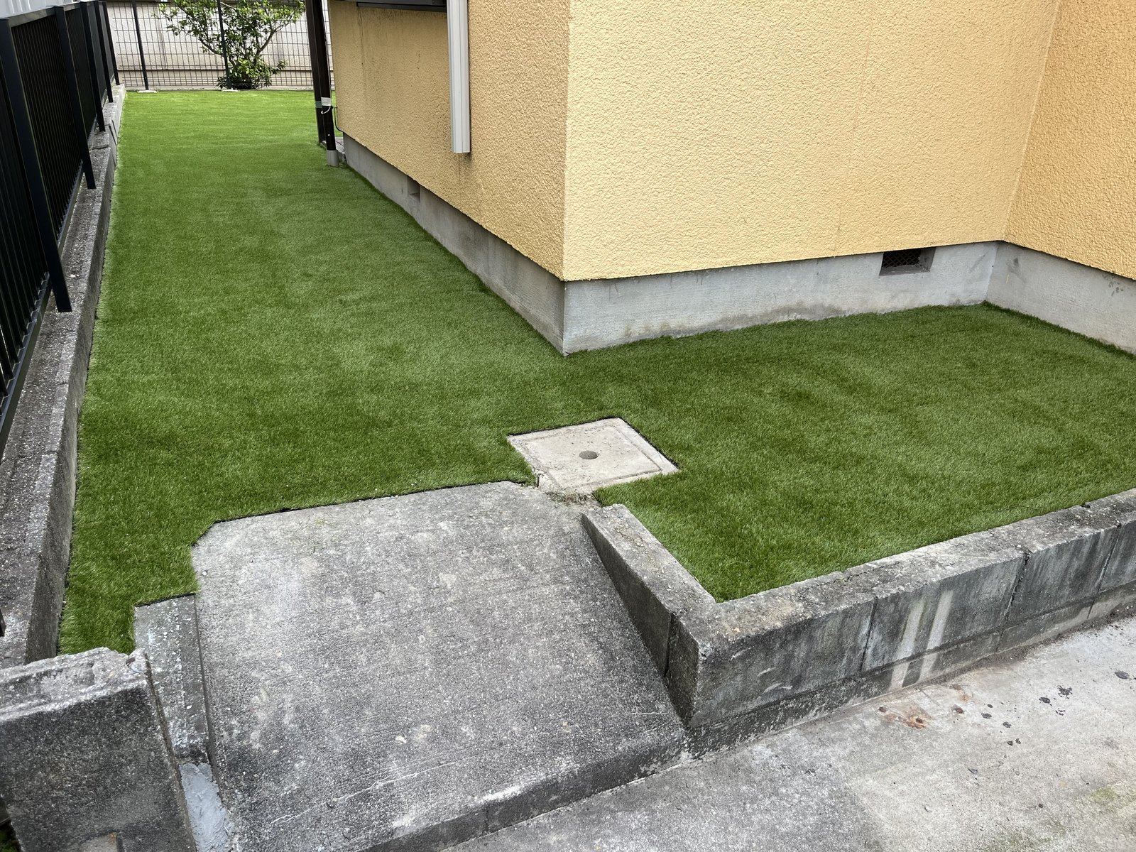 施工後:建物の角を回り込む人工芝