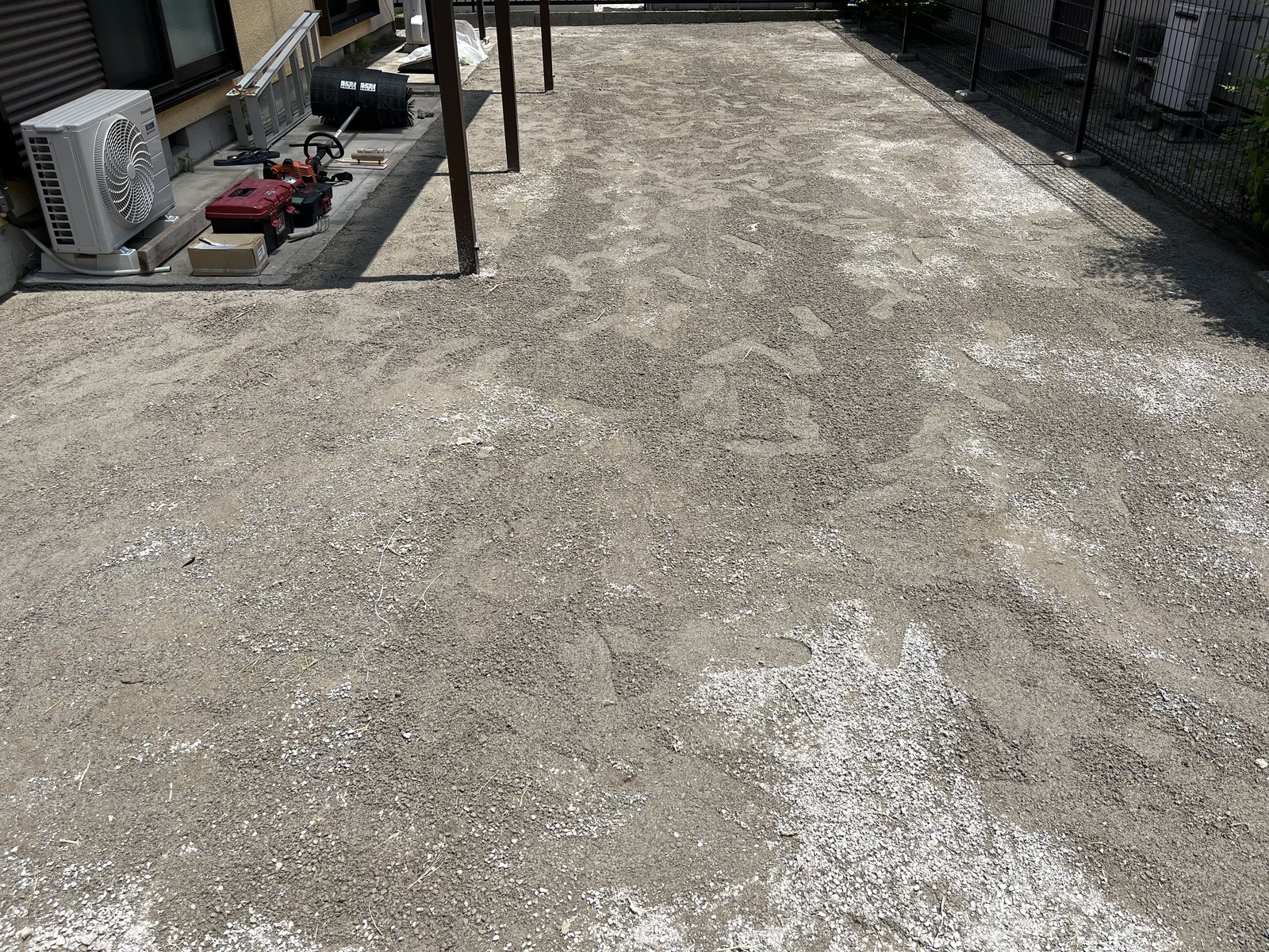 施工前:下地を整えた砂利敷きの裏庭