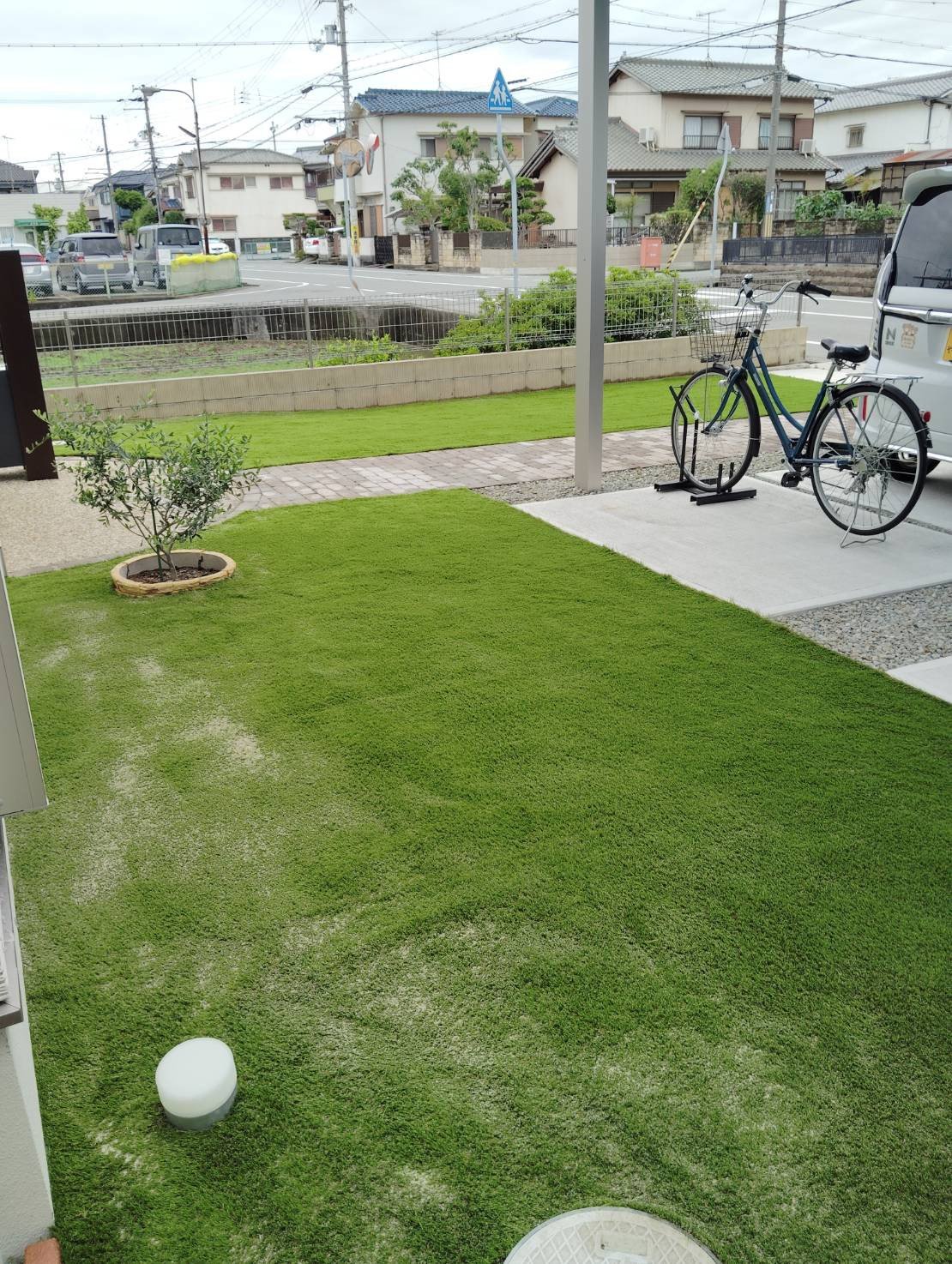 施工後:玄関前に広がる人工芝のフロントヤード