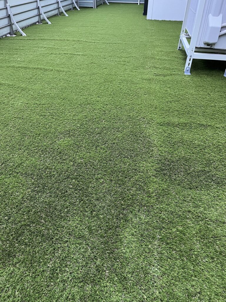 殺風景だった屋上バルコニーをデッキの上から敷いた年中青い床に(施工後)