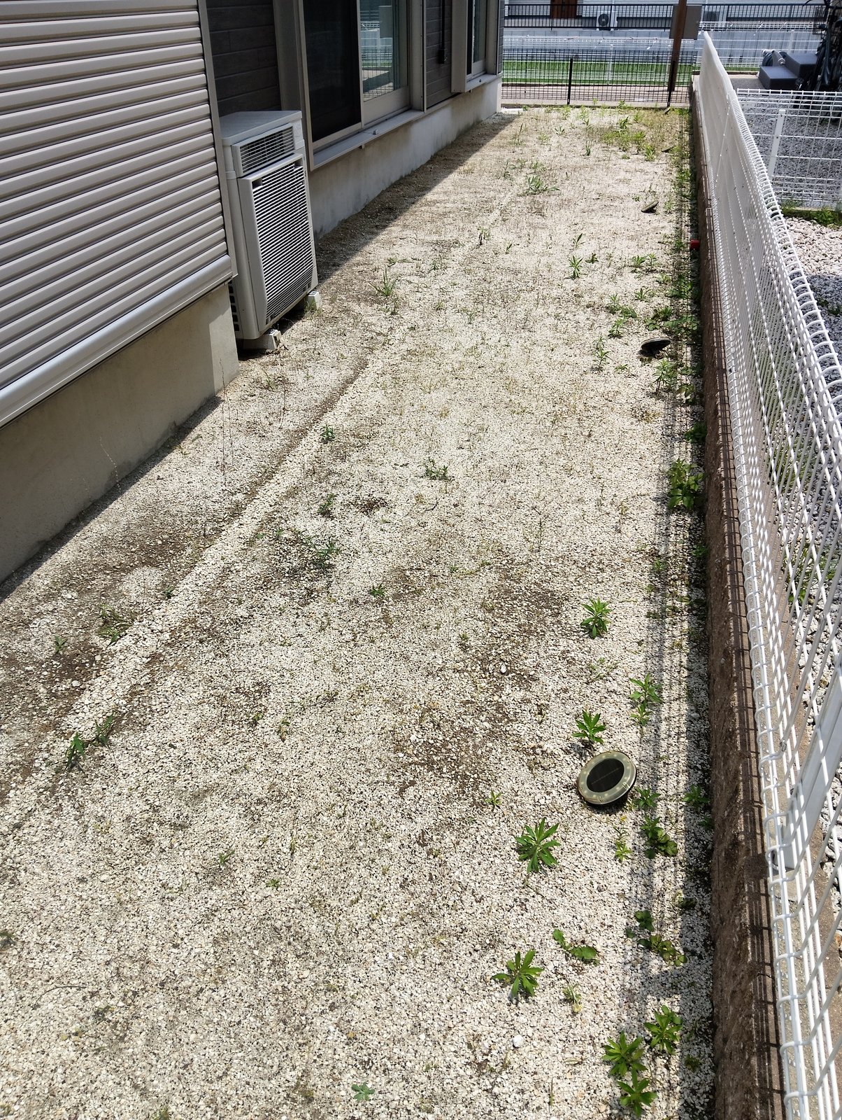 施工前：犬走り全体を見下ろした砂利敷きの状態