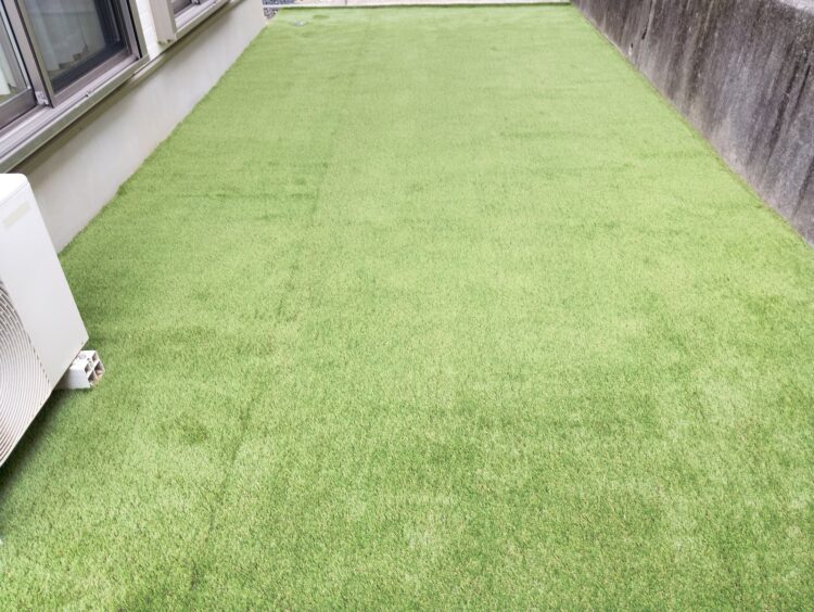 土がむき出しだった建物脇の通路を一面グリーンに｜長久手市の人工芝施工事例