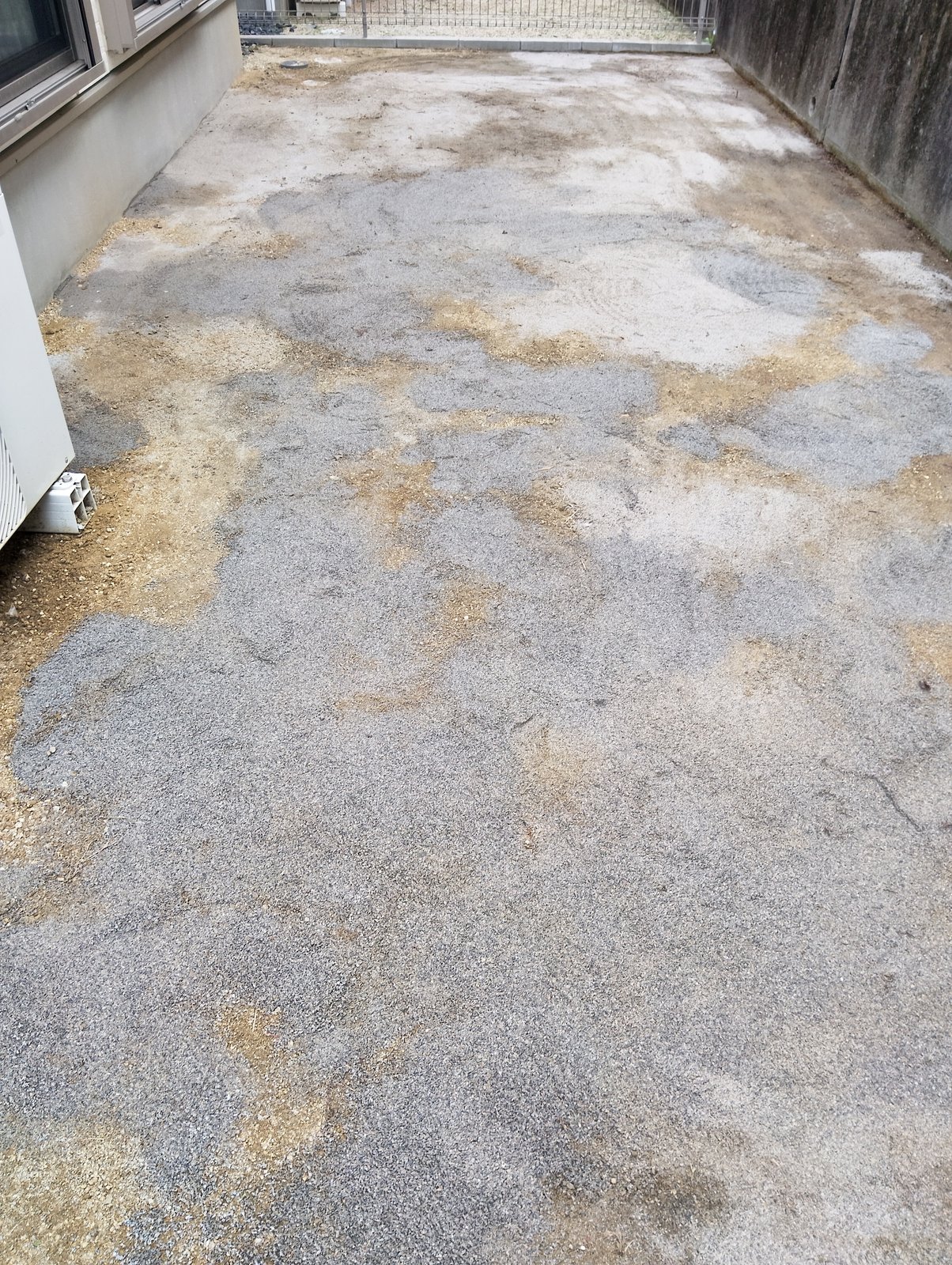 施工前:奥のフェンスまで続く土間状の通路