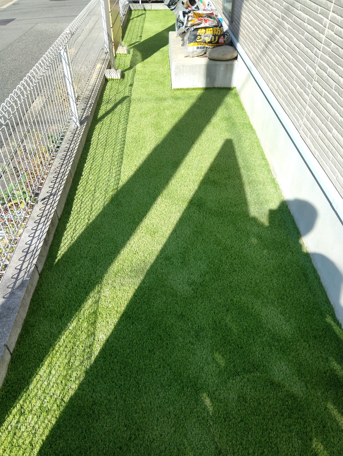 施工後:犬走りが人工芝の通路に