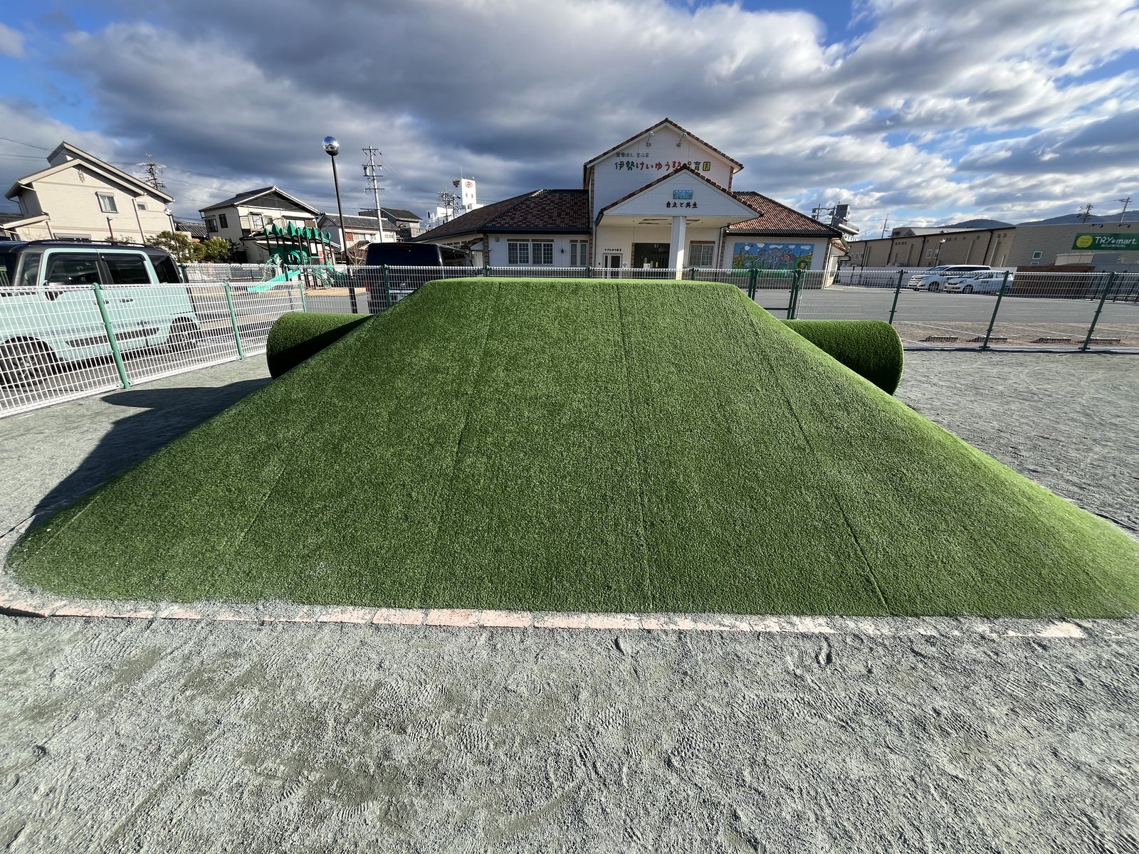 施工後:園舎を背にしたマウンド全体が人工芝に