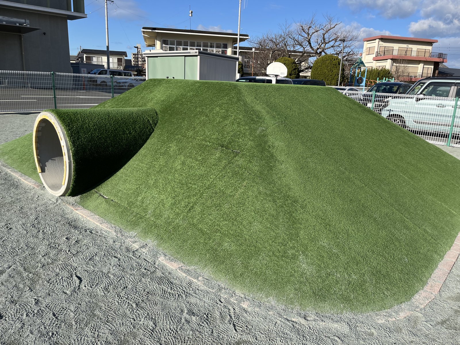 施工後:トンネル遊具まわりのマウンドが人工芝に