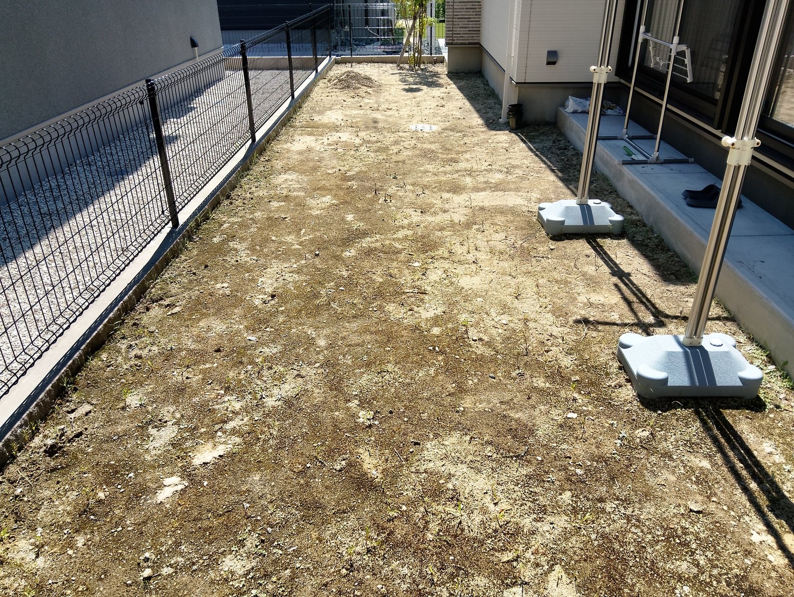 施工前:住宅側から見た土がむき出しの裏庭
