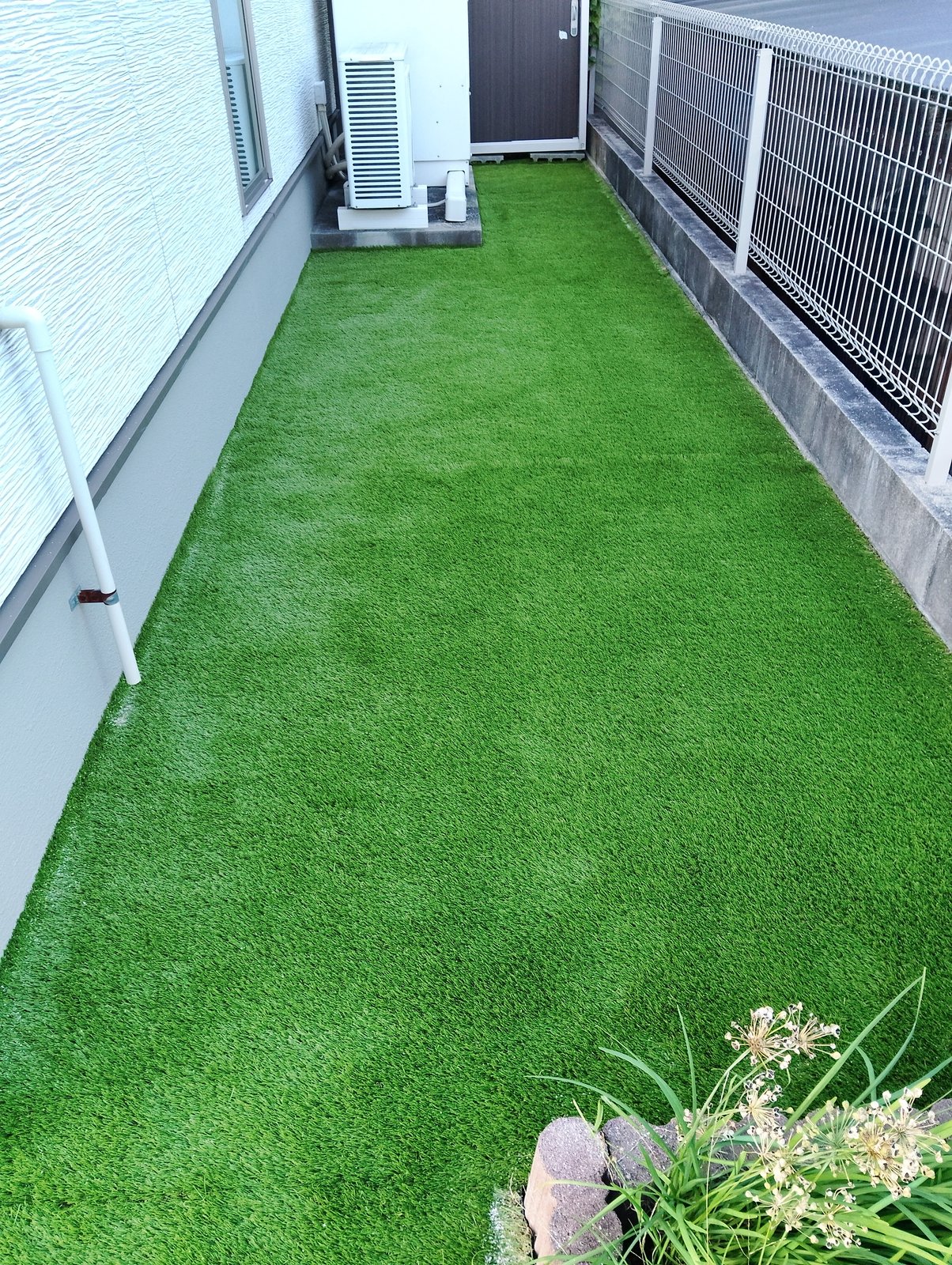施工後：建物脇の犬走りが人工芝に