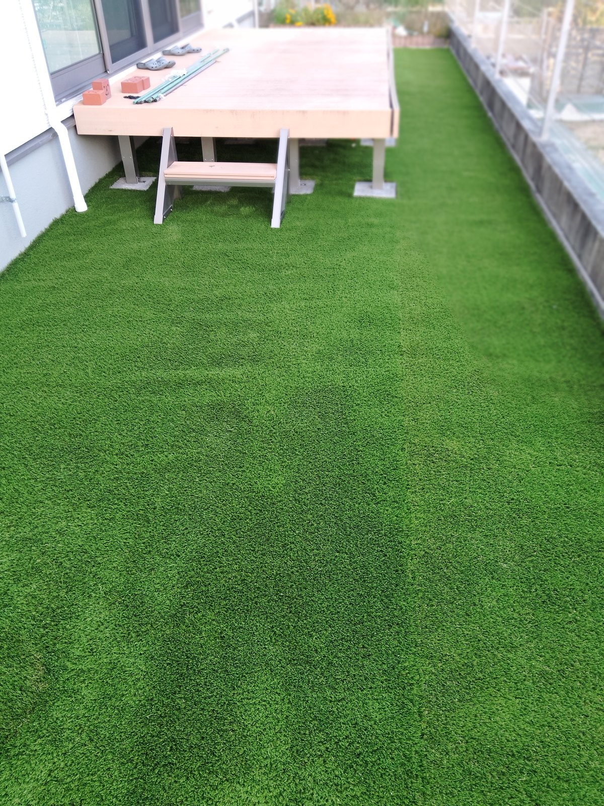 施工後：ウッドデッキ横から見た人工芝の通路全体