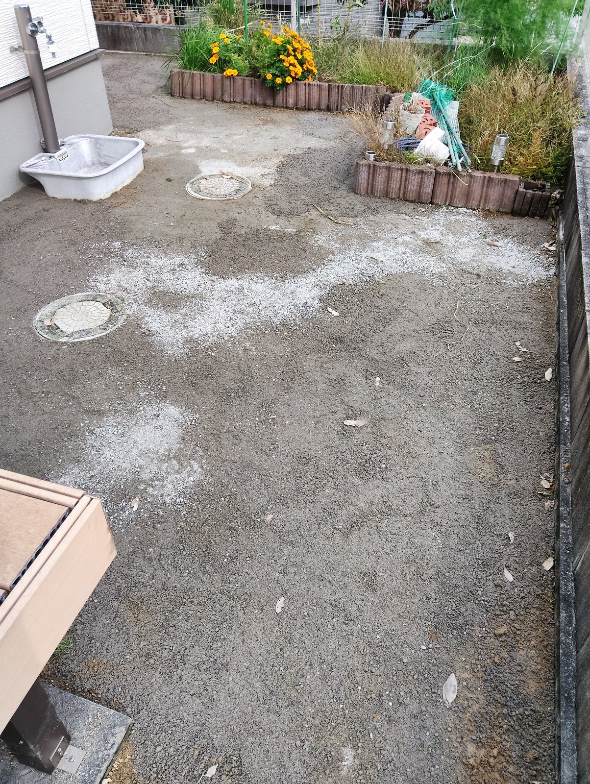 施工前：マンホールが露出した通路まわりの地面