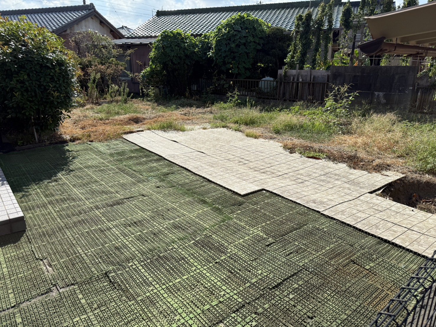 施工前:枯れ草と古い敷きマットが残る広い裏庭