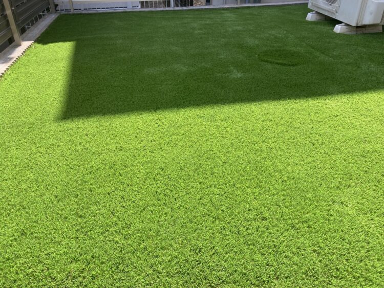 見栄えが気になる室外機まわりを下まで敷き込んで草の出ない緑に｜名古屋市緑区の人工芝施工事例