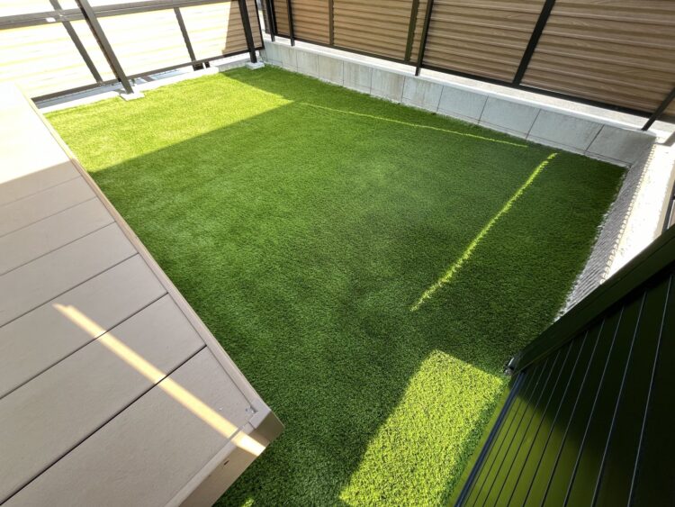 一面の砂利敷きをデッキから続けて歩ける緑に｜大治町の人工芝施工事例