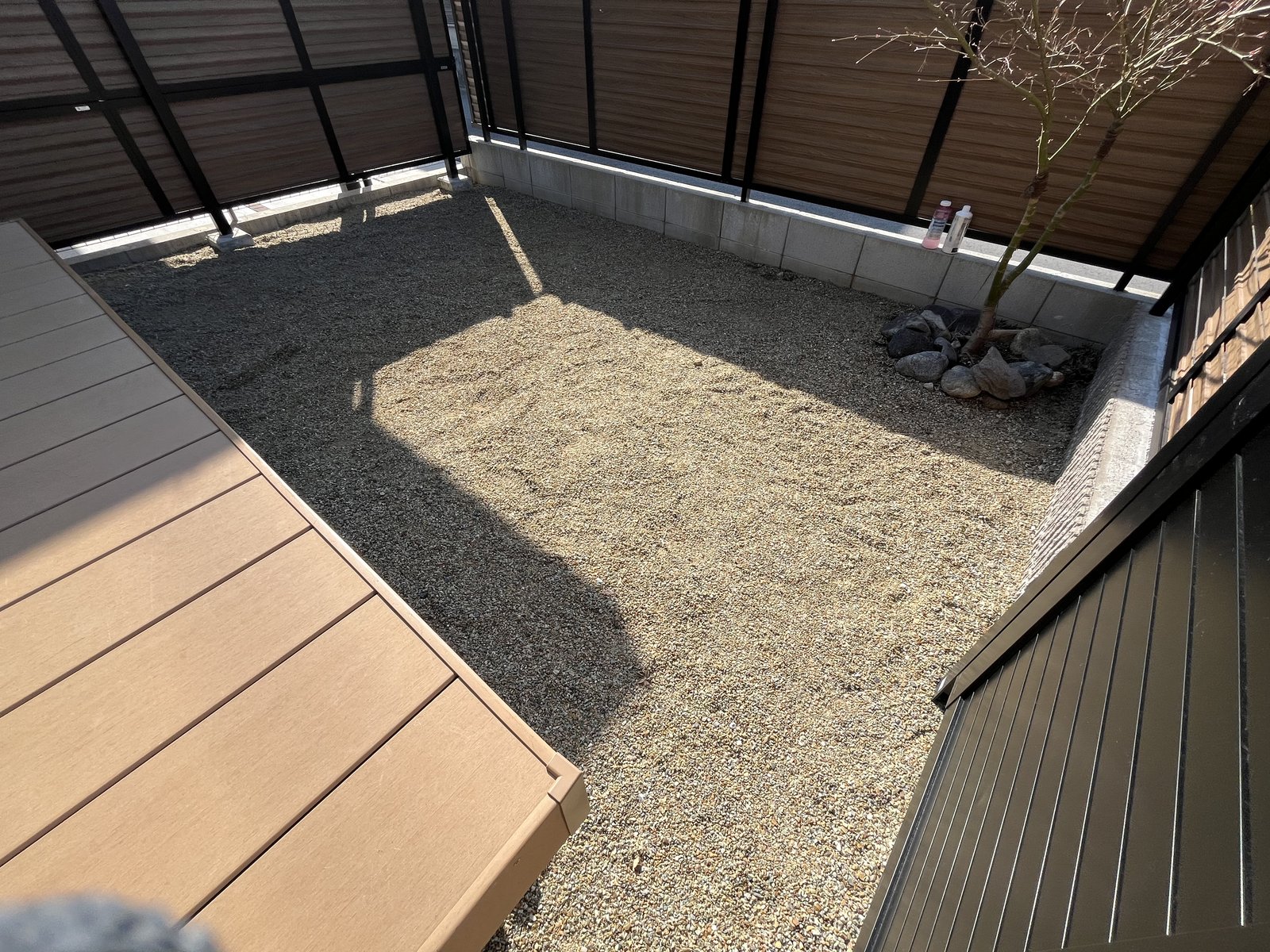 施工前：別角度から見た砂利敷きの裏庭