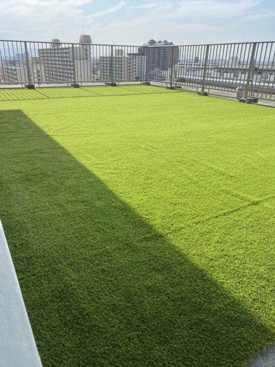 愛犬を走らせる屋上バルコニーを足あたりのやわらかい緑に｜名古屋市西区の人工芝施工事例