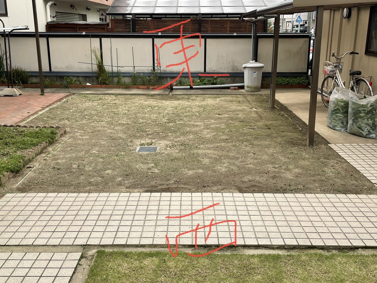 施工前：枯れた天然芝と土がむき出しのお庭