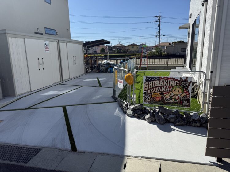 駐車場の目地とお庭を見て触れる人工芝の展示場に｜岡山市中区の人工芝施工事例